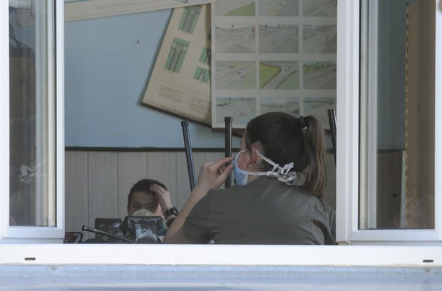 Наставник у изолацији, ученици у клупама: Страх од короне се увукао у Глогоњ